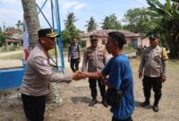 apolres Simalungun AKBP Marganda Aritonang, S.H., S.I.K., M.M., saat bersama bersalaman dengan salah seoranh warga di program bakti sosial pengadaan air bersih berupa sumur bor di halaman rumah Pak Ponidi, Huta II Kahean, Kecamatan Dolok Batu Nanggar, Kabupaten Simalungun, Minggu (29/6/2025) pukul 11.30 WIB hingga selesai.