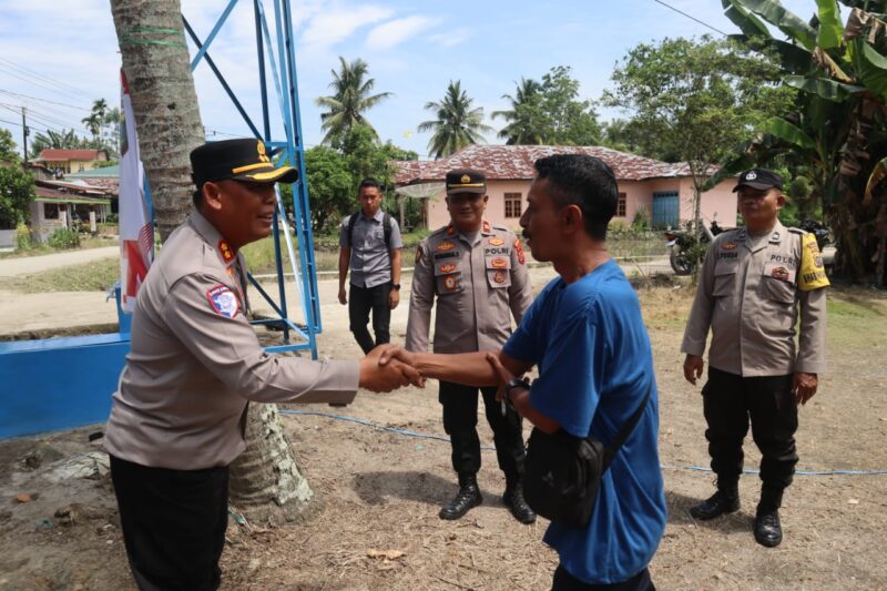 apolres Simalungun AKBP Marganda Aritonang, S.H., S.I.K., M.M., saat bersama bersalaman dengan salah seoranh warga di program bakti sosial pengadaan air bersih berupa sumur bor di halaman rumah Pak Ponidi, Huta II Kahean, Kecamatan Dolok Batu Nanggar, Kabupaten Simalungun, Minggu (29/6/2025) pukul 11.30 WIB hingga selesai.