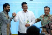 Gubernur Sumut Bobby Nasution bersalaman dengan Gubernur Aceh Muzakir Manaf disaksikan Mensesneg Prasetyo Hadi dan Mendagri Tito Karnavian usai konferensi pers bersama di Kantor Presiden, Kompleks Istana Kepresidenan, Jakarta, Selasa (17/6/2025). Hal ini sekaligus menandai selesainya polemik dan sengketa empat pulau.(Foto.ist)/Edo S