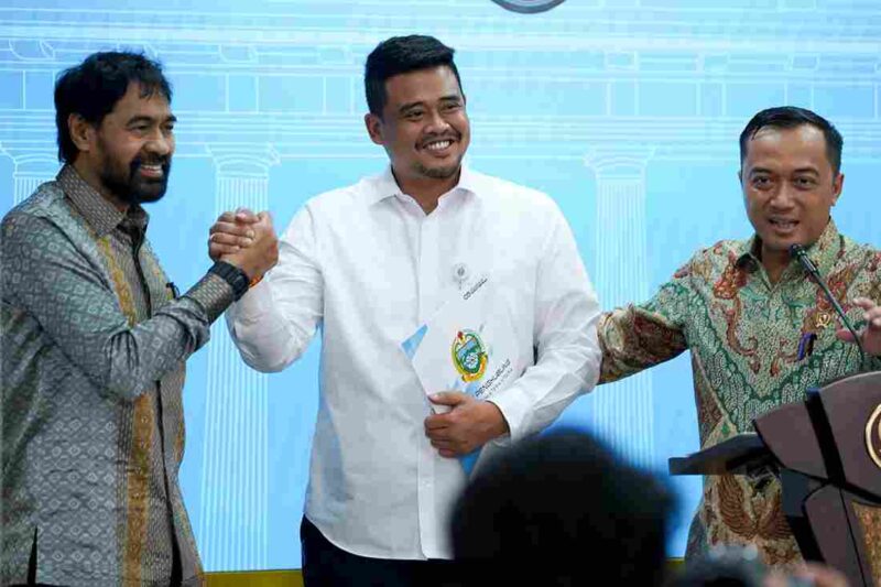 Gubernur Sumut Bobby Nasution bersalaman dengan Gubernur Aceh Muzakir Manaf disaksikan Mensesneg Prasetyo Hadi dan Mendagri Tito Karnavian usai konferensi pers bersama di Kantor Presiden, Kompleks Istana Kepresidenan, Jakarta, Selasa (17/6/2025). Hal ini sekaligus menandai selesainya polemik dan sengketa empat pulau.(Foto.ist)/Edo S
