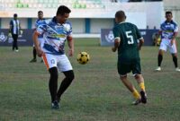 Gubernur Sumatera Utara (Sumut) Muhammad Bobby Afif Nasution saat menunjukkan kebolehannya di Kejuaraan Mini Soccer Jurnalis Championship (MSJC) Sumut Berkah 2025 di di Lapangan Sepakbola Mini Dispora Sumut, Jalan Willem Iskandar, Deliserdang, Jumat (20/6/2025).