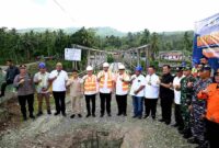 Gubernur Sumatera Utara, Muhammad Bobby Afif Nasution, saat melakukan groundbreaking Jembatan Idano Noyo di Nias Barat pada Jumat, (13/6/2025). 