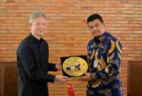 Bobby Nasution menerima kunjungan kehormatan Duta Besar luar biasa dan berkuasa penuh Republik Rakyat Tiongkok (RRT) untuk Indonesia di Anjungan Lantai 9 Kantor Gubernur Sumut Jalan Diponegoro 30, Kota Medan, Kamis (19/6). Kunjungan tersebut membahas berbagai kerja sama di berbagai bidang antara RRT dan Provinsi Sumut. (Foto : Alexander Siahaan)