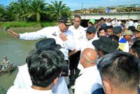 Boby Nasution saat meninjau 2 tanggul yang jebol di Kabupaten Batubara. Rabu, (11/06) (foto : Imam Syaputra)
