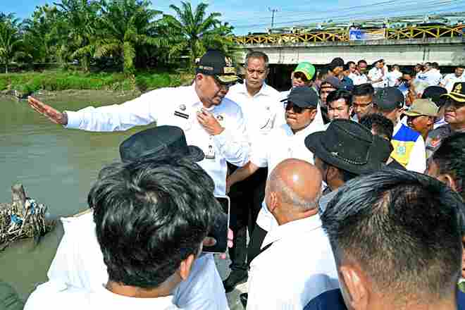 Boby Nasution saat meninjau 2 tanggul yang jebol di Kabupaten Batubara. Rabu, (11/06) (foto : Imam Syaputra)