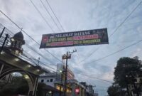 Dewan Pimpinan Pusat Perhimpunan Mahasiswa Asahan Seluruh Indonesia (DPP PERMASI) membentangkan spanduk bernada satir di Jalan Imam Bonjol, dekat Masjid Raya Kota Kisaran, pada Sabtu (31/5/2025).