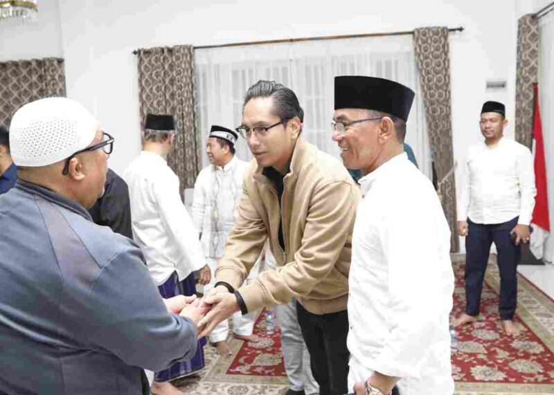 Wali Kota Medan, Rico Tri Putra Bayu Waas, menyampaikan ucapan bela sungkawa dan rasa duka yang mendalam atas wafatnya almarhumah Rosyida Wahyuni, kakak kandung dari Wakil Wali Kota Medan, H. Zakiyuddin Harahap. Almarhumah wafat pada Jumat (30/5/2025)