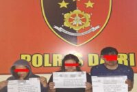 Ketiga pelaku berinisial ZLB (26), YMM (25), dan MS (52) ini terpaksa harus berurusan dengan aparat hukum setelah melakukan aksi pencurian yang sangat licik di rumah milik korban berinisial AP. 