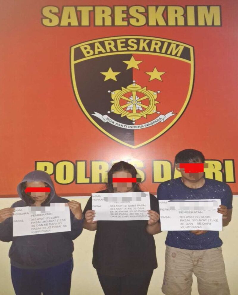 Ketiga pelaku berinisial ZLB (26), YMM (25), dan MS (52) ini terpaksa harus berurusan dengan aparat hukum setelah melakukan aksi pencurian yang sangat licik di rumah milik korban berinisial AP. 