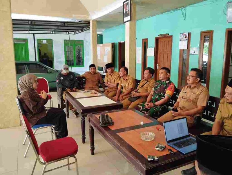 Pemerintah Desa Karangsari mengadakan pertemuan resmi untuk memperkuat Usaha Mikro, Kecil, dan Menengah (UMKM).