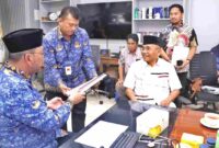 Bupati Simalungun, Anton Achmad Saragih didampingi Kepala Dinas Sosial, Osnidar Marpaung saat menyerahkan Dokumen atas ketersediaan Lahan seluas 8 Hektar ke Sekjen Kemensos, Robben Rico, Senin, (02/06/2025).