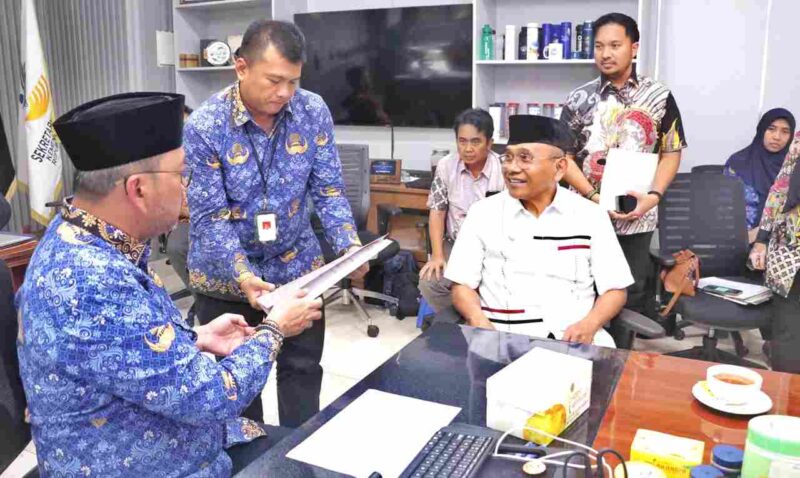 Bupati Simalungun, Anton Achmad Saragih didampingi Kepala Dinas Sosial, Osnidar Marpaung saat menyerahkan Dokumen atas ketersediaan Lahan seluas 8 Hektar ke Sekjen Kemensos, Robben Rico, Senin, (02/06/2025).