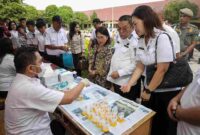 Wali Kota Pematangsiantar, Wesly Silalahi, SH., MKn., dan Ketua TP PKK, Ny. Liswati Wesly Silalahi Tinjau Pelaksanaan Tes Urine Siswa dan Guru di SMP Negeri 8 Pematangsiantar. Rabu, (04/06/2015).