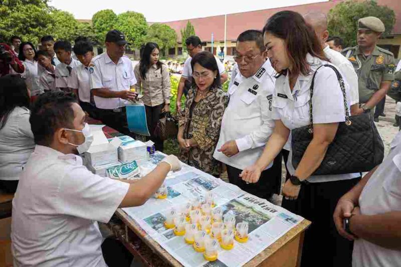 Wali Kota Pematangsiantar, Wesly Silalahi, SH., MKn., dan Ketua TP PKK, Ny. Liswati Wesly Silalahi Tinjau Pelaksanaan Tes Urine Siswa dan Guru di SMP Negeri 8 Pematangsiantar. Rabu, (04/06/2015).
