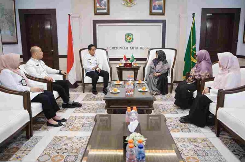 Wali Kota Medan Rico Waas saat menerima audiensi Koperasi Wanita Usaha Indonesia di Kantor Wali Kota Medan, Rabu (4/6/2025).