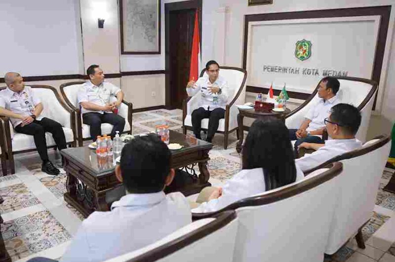 Wali Kota Medan Rico Waas saat menerima audensi Serikat Media Siber Indonesia (SMSI) Kota Medan di Balai Kota, Rabu (4/6/2025).