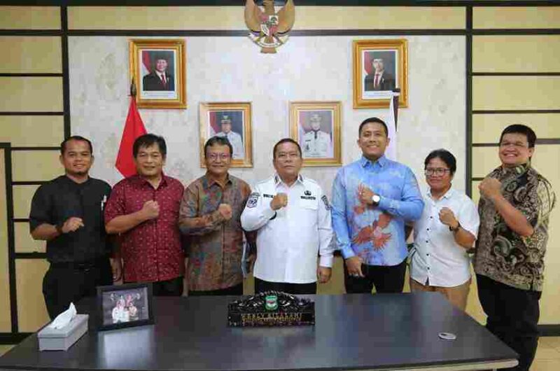 Wali Kota Pematangsiantar Wesly Silalahi SH., MKn., foto bersama Sekretaris Jenderal (Sekjen) Gereja Kristen Protestan Simalungun (GKPS) Pdt Dr Paul Ulrich Munthe beserta jajarannya di ruang kerja rumah dinas Wali Kota Pematangsiantar, Jalan Kapten MH Sitorus Kelurahan Teladan Kecamatan Siantar Barat, Rabu (04/06/2025).