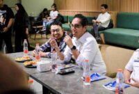 Wali Kota Medan Rico Tri Putra Bayu ketika bertemu dengan komunitas desainer yang tergabung dalam Medan Creative Universe (MCU) di Cafe Mosaku Jalan Ringroad Gagak Hitam, Rabu (4/6/25) malam. 