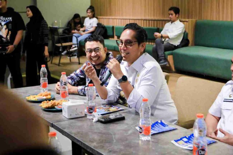 Wali Kota Medan Rico Tri Putra Bayu ketika bertemu dengan komunitas desainer yang tergabung dalam Medan Creative Universe (MCU) di Cafe Mosaku Jalan Ringroad Gagak Hitam, Rabu (4/6/25) malam. 