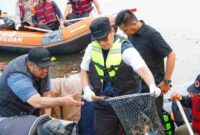 Wali Kota Medan Rico Tri Putra Bayu Waas memimpin aksi pembersihan sampah, terutama berbahan plastik di Danau Siombak Jalan Nippon Raya, Kelurahan Paya Pasir, Kecamatan Medan Marelan, Kamis (5/6/2025).