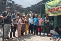 Lurah Kahean Aprita Pronika Sagala,.S.Si.,M.Si, didampingi Ketua TP PKK Kelurahan Kahean Rahmadani, Babinkamtibmas Kahean Bripka Arianto Sitorus dan warga berfoto bersama. Jumat, (6/6). 