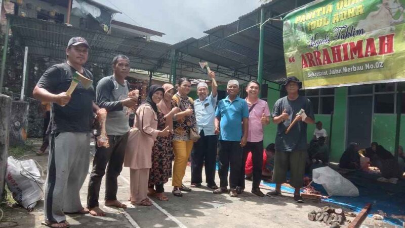 Lurah Kahean Aprita Pronika Sagala,.S.Si.,M.Si, didampingi Ketua TP PKK Kelurahan Kahean Rahmadani, Babinkamtibmas Kahean Bripka Arianto Sitorus dan warga berfoto bersama. Jumat, (6/6). 