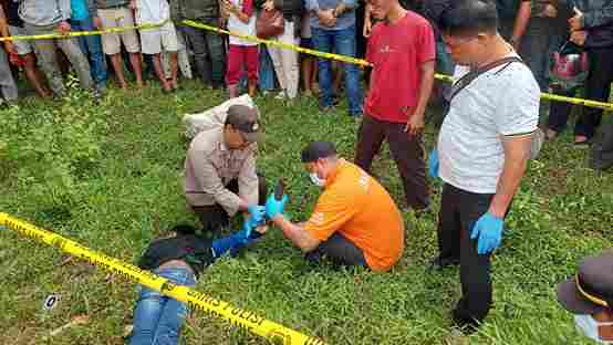 Penemuan mayat di jalinsum Siantar - Medan,  pihak Polisi sedang melaksanakan identifikasi. Sabtu, (07/06/2025). 