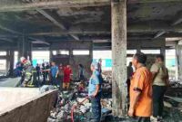 Petugas dari pemko Pematangsiantar sedang melaksanakan mitigasi kebakaran. Rabu, (11/06).