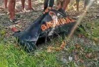 Saat mayat korban di evakuasi oleh tim Basarnas. Rabu, (11/06)