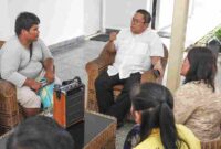 Wali Kota Pematangsiantar Wesly Silalahi, SH., M.Kn., saat berbincang dengan pengamen Tuna Netra yang viral di media sosial. Minggu, (15/6).