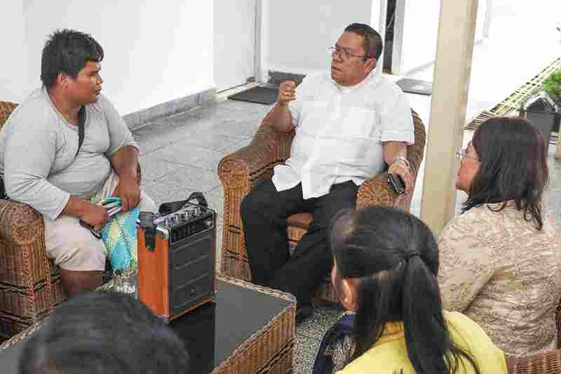 Wali Kota Pematangsiantar Wesly Silalahi, SH., M.Kn., saat berbincang dengan pengamen Tuna Netra yang viral di media sosial. Minggu, (15/6).