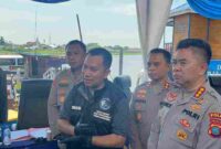 Direktur Reserse Narkoba Polda Sumut, Kombes Pol Jean Calvijn Simanjuntak perlihatkan barang bukti yang disita dari 3 tersangka di Tanjung Balai, Selasa (24/6/2025)