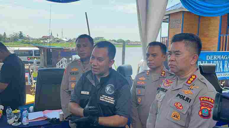Direktur Reserse Narkoba Polda Sumut, Kombes Pol Jean Calvijn Simanjuntak perlihatkan barang bukti yang disita dari 3 tersangka di Tanjung Balai, Selasa (24/6/2025)
