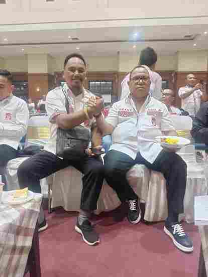 Perwakilan Pengurus DPD Bara JP Jawa Timur saat Salam Komando dengan Ketua Umum Terpilih DPP Bara JP, Fran Ansanay. Kamis, (19/6)