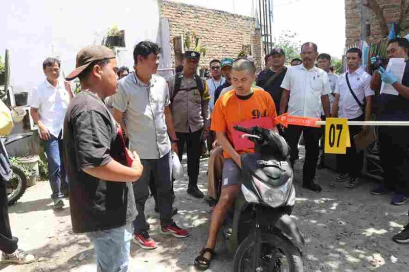 Rekonstruksi kasus pembunuhan terhadap seorang wanita yang terjadi di Hotel Aritha, Kabanjahe.Rabu,(25 Juni 2025)