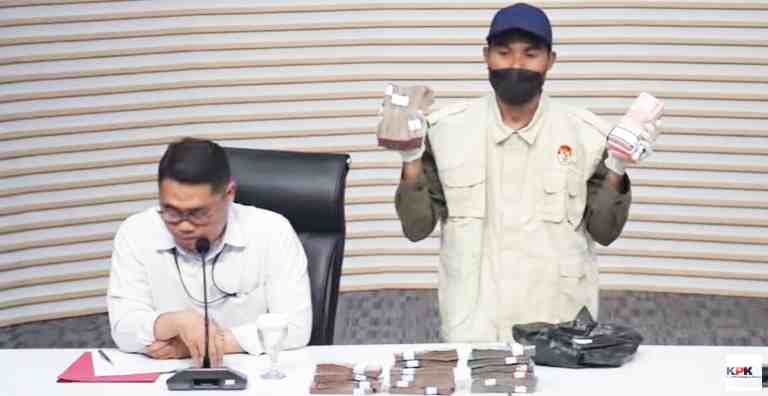 Plt. Deputi Penindakan dan Eksekusi KPK, Asep Guntur Rahayu, dan barang Bukti OTT. Sabtu, (28/6/2025) saat Konferensi Pers.