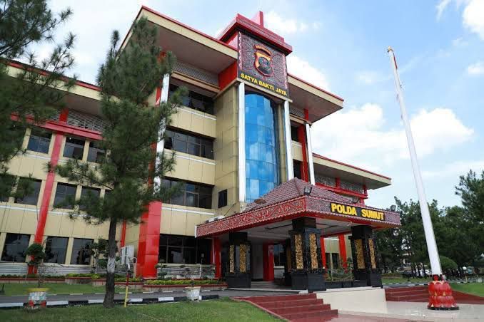 Kantor Polda Sumut terlihat dari Depan.