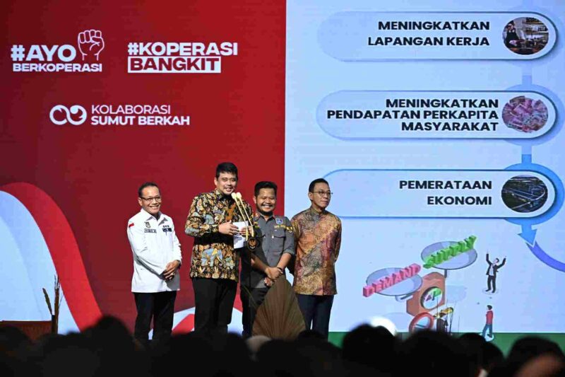 Gubernur Sumatera Utara (Sumut) Bobby Nasution pada acara Sosialisasi Pembentukan Koperasi Desa/Kelurahan Merah Putih di Aula Raja Inal Siregar, Kantor Gubernur Sumut, Jalan Diponegoro Nomor 30, Medan, Rabu (30/4/2025). Acara ini dihadiri Menteri Koperasi dan UMKM Budi Arie Setiadi, para Bupati/Walikota serta Kepala Desa Se-Sumut.