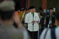 Penjabat (Pj) Sekretaris Daerah Provinsi (Sekdaprov) Sumatera Utara (Sumut), Effenddy Pohan, menyambut kepulangan jemaah haji Kloter I Debarkasi Medan asal Kota Padangsidimpuan di Asrama Haji Jalan AH Nasution Medan, Kamis, (12/6/2025), malam.