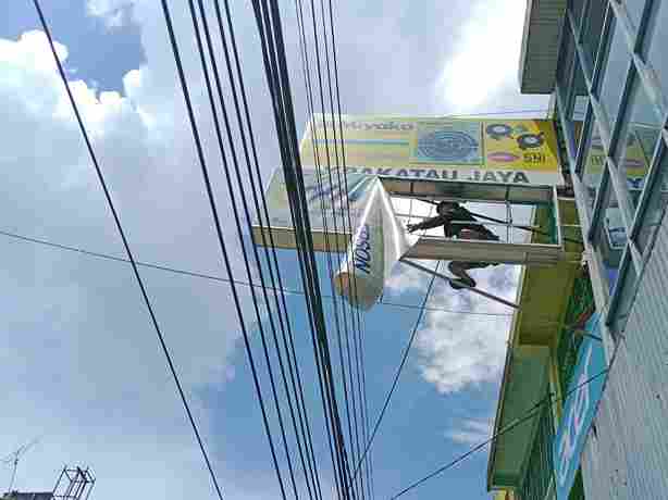 Reklame yang diturunkan di salah satu toko di Kota Pematangsiantar. Rabu, (18/6)