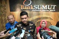 Gubernur Sumut, Bobby Nasution saat sesi wawancara usai Rapat Umum Pemegang Saham (RUPS) Luar Biasa PT.  Bank Sumut di Ruang Rapat lantai 3 Kantor Pusat Bank Sumut, Jalan Imam Bonjol, Medan, Selasa (3/6/2025).