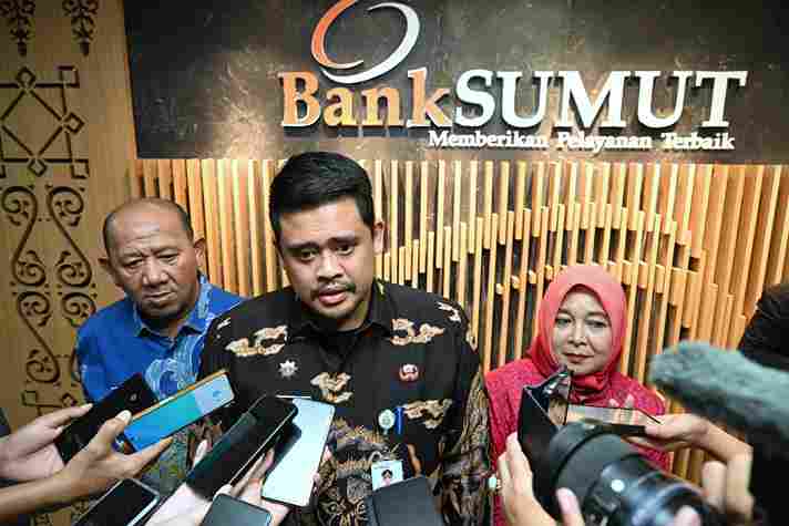 Gubernur Sumut, Bobby Nasution saat sesi wawancara usai Rapat Umum Pemegang Saham (RUPS) Luar Biasa PT.  Bank Sumut di Ruang Rapat lantai 3 Kantor Pusat Bank Sumut, Jalan Imam Bonjol, Medan, Selasa (3/6/2025).