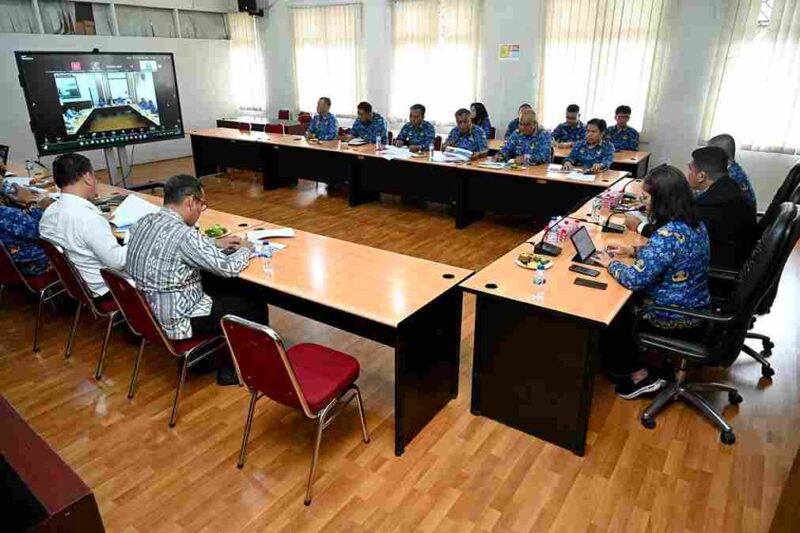 Plt Kepala Dinas Kebudayaan, Pariwisata dan Ekonomi Kreatif (Disbudparekraf) Sumut Dikky Anugerah memimpin Rapat Finalisasi Kegiatan Sosialisasi dan Edukasi Toba Caldera UNESCO Global Geopark, Persiapan Kegiatan Gerakan Hijaukan Danau Toba di Aula Kantor Disbudparekraf Sumut, Jalan Rumah Sakit Haji, No. 10A, Deliserdang, Senin (2/6/2025).