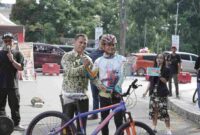 Sekretaris Daerah (Sekda) Junaedi Antonius Sitanggang menyambut para peserta Geobike Kaldera Toba  yang finish di Kota Pematangsiantar, tepatnya di Jalan Merdeka depan Lapangan Merdeka/Taman Bunga, Minggu (29/06/2025)