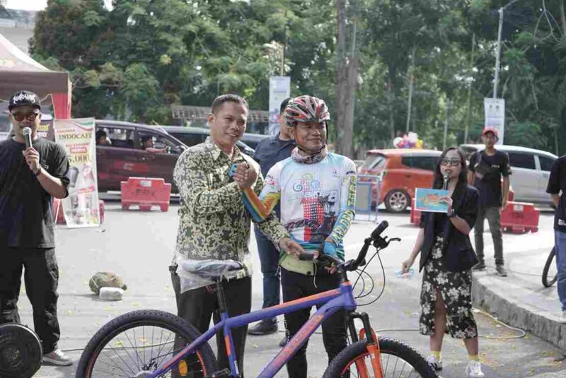 Sekretaris Daerah (Sekda) Junaedi Antonius Sitanggang menyambut para peserta Geobike Kaldera Toba  yang finish di Kota Pematangsiantar, tepatnya di Jalan Merdeka depan Lapangan Merdeka/Taman Bunga, Minggu (29/06/2025)