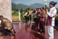 Keturunan Raja Sibagot Nipohan ziarah di makam dan tugu yang akan direnovasi. Jumat, (28/6)
