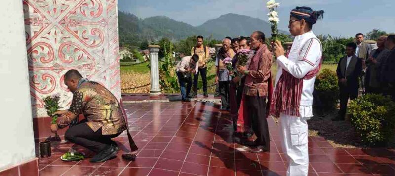 Keturunan Raja Sibagot Nipohan ziarah di makam dan tugu yang akan direnovasi. Jumat, (28/6)