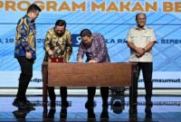 penandatanganan Nota Kesepahaman (MoU) antara 33 Pemerintah Kabupaten/Kota se-Sumut dan Badan Gizi Nasional (BGN), di Aula Raja Inal Siregar, Kantor Gubernur Sumut, Kamis (19/6/2025).