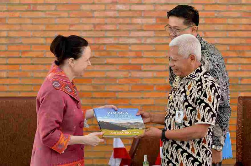 Wakil Gubernur Sumatera Utara (Sumut) Surya menerima kunjungan kehormatan Duta Besar Negara Polandia Barbara Magda Szymanowska di Anjungan Lantai 9 Kantor Gubernur Sumut Jalan Diponegoro Kota Medan, Jumat (20/6). (Foto:ist)