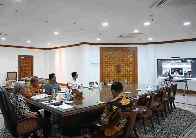 Wakil Gubernur Sumut, Surya,mengikuti Rapat Koordinasi (Rakor) Monitoring dan Percepatan Optimalisasi Lahan dan Cetak Sawah yang dipimpin langsung Wakil Menteri Pertanian (Wamentan) Sudaryono, Jumat (20/6), secara virtual dari Kantor Gubernur, 